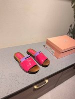 最高版本出厂 送一双的袜子 2025春夏时装周Miu Miu钱币乐福鞋谬谬新出的木板拖鞋真的让人一整个心都融化鞋型整体都狠秀气不笨重、圆头拖鞋凉鞋鞋面：进口漆皮