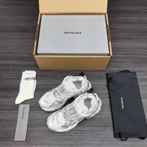 720 纯原版本Balenciaga 巴黎世家-Runner、是通过溢胶、做旧、缝线等细节，展示了设计师 Demna 的运动鞋风格，用一双「旧鞋」传递复古感，后