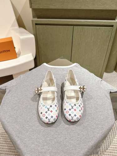 驴家早春新品 new arrival～LV春夏单鞋，也太出彩了！时尚性感舒适，拉满了夏日美鞋能给的满分情绪价值.鞋的造型也很乖巧好看呀！羊皮内里，本色牛皮底si