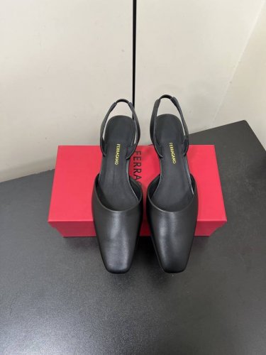 Ferragamo菲拉格慕专柜夏季系列新品 镂空金属跟 后空凉鞋 鞋型线条流畅 版型超赞 上脚舒适.**.显瘦.拉长腿部线条 进口小牛皮，小羊皮内里 意大利高密