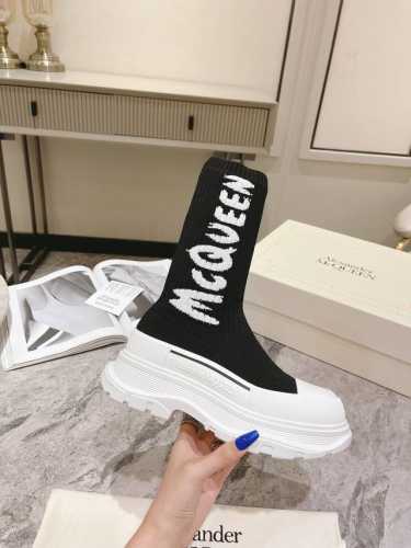 麦昆麦昆飞织袜靴 秋冬新款 McQueen Graffiti针织Tread Slick靴鞋子独特的个性设计，增高瘦腿，瘦腿神款，上脚超有风范#麦昆飞织袜筒靴 罗