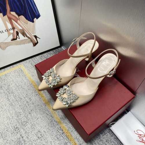 出厂价 代购级 Roger Vivier2024春夏 名媛气质凉鞋. 面料进口定制真丝光滑材料.内裡垫脚:昆种绵羊 原版施华洛世奇 方扣施华洛水钻方扣 意大利真