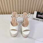 Gucci 25S春夏新品双G钻扣恨天高防水台高跟鞋G家在体现高级感这块 总让人大写的服气看起来蛮简单的款式 但上脚就莫名很高阶 非常性感让你轻松搭配尽显各种风