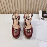 Gucci 25S春夏新品双G钻扣恨天高防水台高跟鞋G家在体现高级感这块 总让人大写的服气看起来蛮简单的款式 但上脚就莫名很高阶 非常性感让你轻松搭配尽显各种风