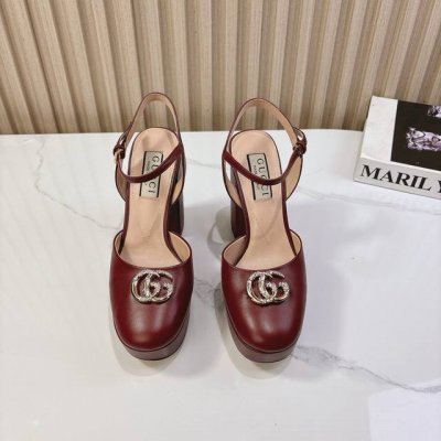 Gucci 25S春夏新品双G钻扣恨天高防水台高跟鞋G家在体现高级感这块 总让人大写的服气看起来蛮简单的款式 但上脚就莫名很高阶 非常性感让你轻松搭配尽显各种风