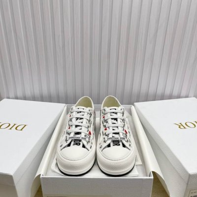 出厂 ，现货高品质 Dior 迪奥 平底运动鞋采用全刺绣标志性图案市场顶级品质国外专柜爆款非市场普通仿版面料采用意大利进口布料刺绣鞋面，原版模具注胶logo磨砂