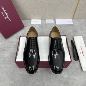 sf 家新品 菲拉-格慕 Ferragam* 牛津鞋 新款男士正装鞋皮鞋 官方售价 Rmb ,300 这款皮鞋由开边珠亮皮 细甩纹牛皮制成，鞋型简约，造型经典，
