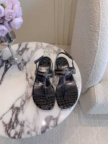 出厂价 Christian Loubouti*新款鳄鱼纹粗跟凉鞋 简约百搭款 好穿不累脚 鞋面牛皮 内里垫脚羊皮 意大利真皮大底 跟高3.5cm 尺码35-39