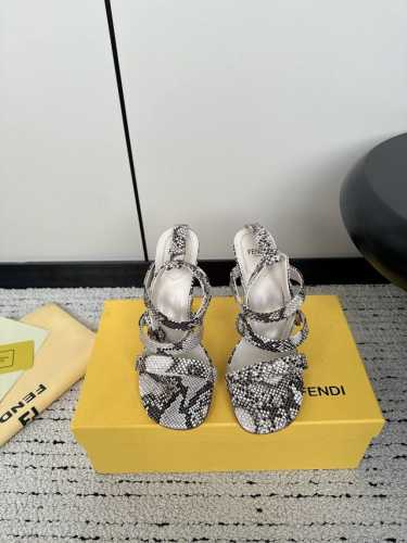 Fendi 24Ss 芬迪系列 双ff 圆头 平底 凉鞋 每年必备ff拖今年还加了新的系列，美到无法言喻 绝好的穿着舒适感可是经典必备，各种风格搭配都hold的