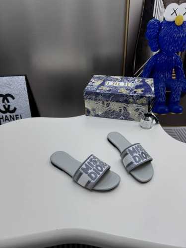 出厂： 新款迪奥miss Dior 系列平底拖鞋，经典上乘美艳力作 Dior专柜最火春夏系列 兼备气质 时尚 经典耐看的设计风格 上脚效果特别美！原版复刻制作！