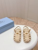 出厂 最新系列！Prada 普拉达2024春夏新款凉鞋系列 经典三角扣猪笼凉鞋 环保编织pp面料 经典升级 复古舒适度与时髦度并存 圆头设计搭配不同风格需求 鞋