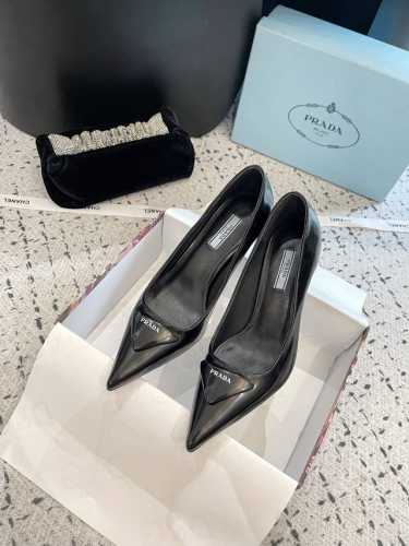 Prada 2024早春新款系列高跟鞋 原版顶级复刻 专柜同步发售 玛丽珍的款式这几年非常火 面料采用特供进口开边珠牛皮 银色是原版定制的金属皮 鞋面是菱形格纹