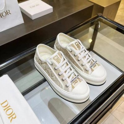 已出货，已出货 Dior爆款老花厚底刺绣 元，女神款 Dior2025年大爆款，鞋面继承经典老花系列，内里羊皮，牛皮垫脚，橡胶大底轻便，大底厚5cm,让你立刻变