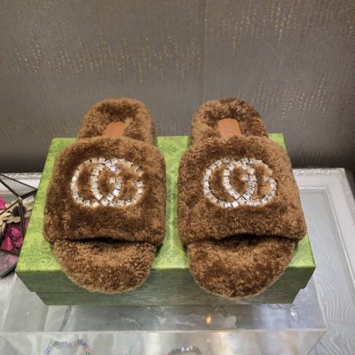 出 ～Gucc*2024新品钻扣羊毛拖鞋！百搭时髦单品！集低调奢华的一字潮拖～加袜子随意搭配怎么穿都好看 鞋面 内里 垫脚 进口纯羊毛 大底：成型防滑底 Siz