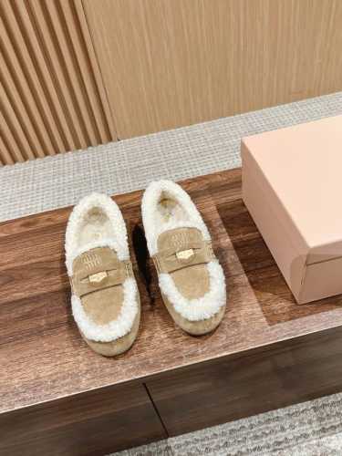 顶级品质 # 缪缪经典走秀款钱币毛毛鞋乐福鞋 最近风很大的金币乐福鞋 被挖到了～ 满满的复古英伦感 顺带着一股学院风 中间还镶嵌了一枚金币 让人无法忽视 整体鞋