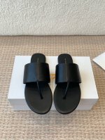 Therow平底拖鞋 夹脚人字拖上脚马上会惊艳到你的一款拖鞋TR拖鞋闭眼入都不会后悔一切那么恰到好处！鞋面：定制进口小牛皮内里：进口绵羊皮鞋底：真皮大底跟高：平