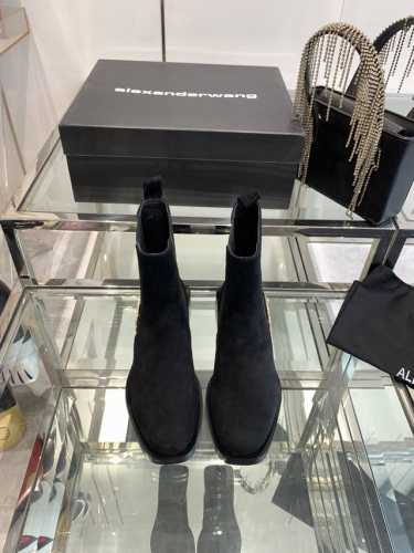 Alexander Wang 亚历山大王 24Ss秋冬新款 纽约时装周大王字母短靴上新 Ins风格新款推出 使用了大王经典方跟简洁风，讲究线条的设计理念，女王风