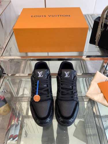 Louis Vuiton 路易威登 2024ss新款 LV Trainer系列板鞋篮球鞋 情侣款休闲运动鞋LV Trainer运动鞋是由设计师Virgil Ab