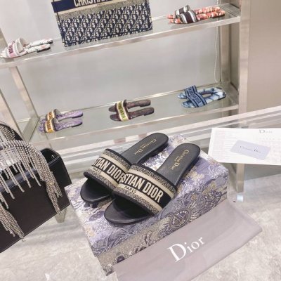 出厂： Dior春夏新款CD迪奥女士老花刺绣皮底拖鞋克里斯丁迪奥一直是华丽与高雅的代名词，在时尚殿堂一直是雄踞顶端特別值得一提的是：鞋底绣花图案，再現Chrst