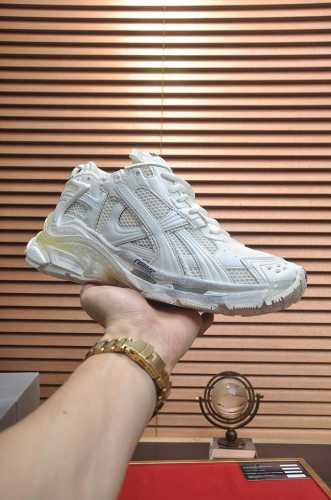 出厂价 顶级版本 Balenciaga 巴黎7.5 巴黎世家 最新配色潮流复古休闲鞋 通过溢胶、做旧、缝线等细节， 展示了设计师 Demna 的运动鞋风格， 用