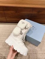 出 # 普拉达女士徽标尼龙华达呢雪地派对金属标齿轮厚底收缩系带羽绒雪地靴女 有轻奢的内蕴品质，颜色明柔和大气，自带温暖的腔调，材穿着舒服，爱不释手 高颜值高品质