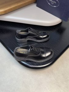 prada 普拉达 -高端品质 原单 -鞋面：进口蜡感纳帕小牛皮、完美拼接 -内里：水染牛皮 -大底：超真皮 橡胶；组合成型真皮大底 -超高品控 做工精细：凸显