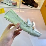 出厂价 Louis Vuitton这款arizona便鞋采用monogram Eclipse帆布，其手工漆绘染边及手工缝制鞋面充分展现了路易威登的传统制鞋工艺。
