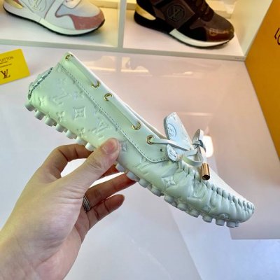 出厂价 Louis Vuitton这款arizona便鞋采用monogram Eclipse帆布，其手工漆绘染边及手工缝制鞋面充分展现了路易威登的传统制鞋工艺。