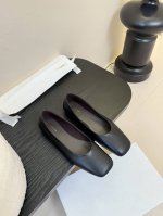 340 the Row 方圆头单鞋第一眼看到这个鞋子就爱上了，带点复古味随意搭配都好看！穿起来又酷又潮，各大网红博主都在穿它，整个鞋子非常柔软，好穿不磨脚。简约
