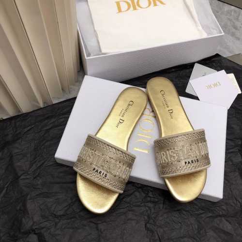 84号花色升级款 DIOR 早春新款提花刺绣镶钻拖鞋♀ 作为D家主打款老花刺绣系列凉拖，每年都会新色，一出新就立马断货，刺绣设计有立体感非常精致，简单大方，完全
