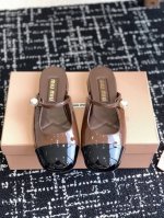 代购级 Miu Miu 缪缪 25ss春夏 小粗跟 玛丽珍 半拖 上脚果然更惊艳~个性设计非常百搭，而且高度也太适合我了，穿着不累脚 绝对入手不亏的一双！面料：