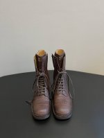 Miu Mi* 24秋冬走秀款 机车风复古长靴 短靴 走秀款 酷飒酷飒的 延续了爆款风格 Miu 24秋冬秀款 短靴新品 经典机车靴造型，帅气摩登 鞋面 植糅小