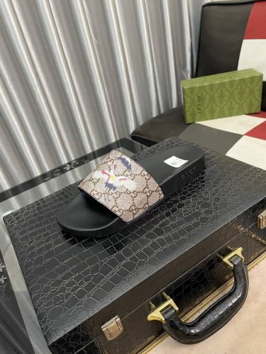 出厂价： 古奇拖鞋，多彩多色可选 官网最新专柜同步新款皮面H拖鞋 原版飞回正品开模完美打造最高品质 诚意巨献，可随意进出专柜鞋面采用原版定制意大利最新原版真皮组
