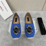 Dg家新品 徽章刺绣帆布麻底渔夫鞋 官方售价rmb Boccaccio 系列帆布麻底凉鞋，风格摩登雅致。专为注重优雅感与实穿性的男士而生，标志性 Dg 徽标纹章