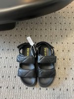 拖鞋 凉鞋265 Prad* 25Ss厚底魔术贴两带凉鞋 半拖 厚底魔术贴凉鞋 酷感当道 这双魔术贴凉鞋必须C位 绗缝皮革质感上乘 利落搭带设计 不仅是行走的时