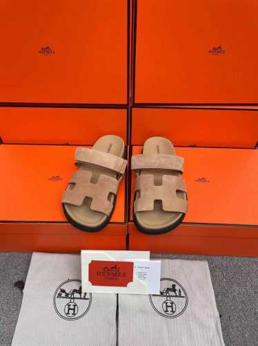 H家 Hermes 男女同款，最近火到不行的情侣款二舅鞋- 凉鞋,搭配各种彩色袜子，潮爆了 鞋面：进口混种羊皮.鹿皮 内里：进口混种羊皮 大底：Tpu防滑耐磨大