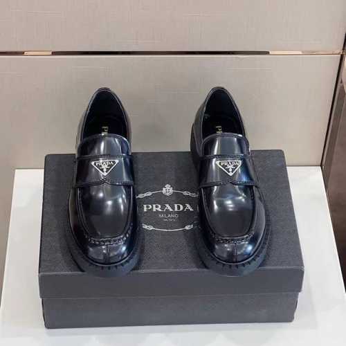 PRAD 顶级P: Size：38-44 45可定做 。 普拉达新款德比鞋，经典的男士乐福鞋－顶级品质呈现出新颖廓形与精致细节，设计风格涣散一新。这款鞋履甑选亮