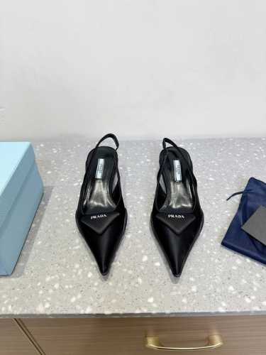 Prada 普拉达 25Ss春夏新款 尖头 三角标 小猫跟 高跟鞋 漆皮设计的女款高跟鞋 真的不要太好看 还做了后系带设计 小性感简约大气 太好看了吧 这一季的