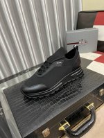 出厂价： 普拉达新款休闲运动鞋 时尚百搭， 版型简洁大气， 面料采用进口牛皮，羊皮内里，原版耐磨橡胶大底，独家新款，实物拍摄，三色可选，码数：38-443色可选