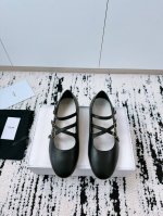 代购级 出厂 Celine 赛琳24 A复古 玛丽珍平底鞋 脚背扣带设计 极度显瘦 修饰腿型 气质与性感兼顾 完全击中姑娘们得少女心！四季可搭配单品！ 鞋面：进