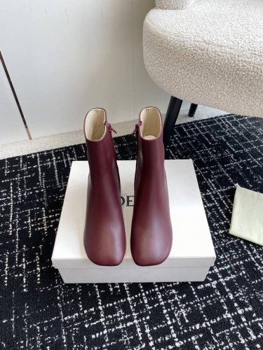 代购级 Loewe Resort 罗意威 24Ss 秋冬新款奶奶穆勒高跟 短靴 系列 返璞归真的款式混合了千禧年代的美学细节 展现新一代之雅痞气质 配裙子裤子都
