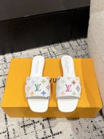 村上隆 Takashi Murakami X Louis Vuitton 25 6Am 方头露趾一字拖 很难不怀疑是不是借鉴了唐朝的唐三彩作为基础，创新成Lv经