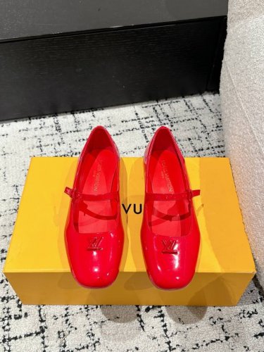 Louis Vuitton 25 Swing最新 圆头搭扣 平跟 玛丽珍鞋 简约精致，高级感满满，尽显优雅气质～ 上脚超好看，拉满了夏日美鞋绝绝子啊 鞋面：进口