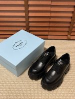 橙子出厂价 PRADA 普拉达新款 松糕厚底乐福鞋 系带小皮鞋单鞋刘雯众多网红上脚，今年非常爆，穿上 增高 休闲两不失误，清爽的表现足以表达对鞋子的个个细节的把