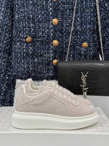 顶版Alexander Mcqueen｜麦昆经典情侣款德训休闲运动小白鞋这款平底在欧美街拍中出境率超高，Ins也是火了一把 运动感十足的单品整体线条流畅性保持跟