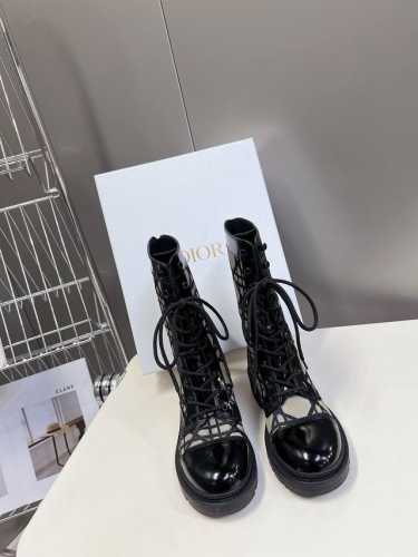 dior迪奥秋冬走秀款工装中筒靴、超多明星网红种草、鞋面采用原版牛皮，原版定制靴筒，材质内里垫脚混种羊皮 意大利进口原版五金扣经过多重工序 用无可比拟的精湛工艺