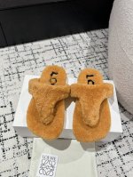 情侣款 高版本 Loewe罗意威 24 New Arrival 柔软羔羊毛夹角拖鞋 夹脚毛拖鞋可谓非常少有，创新别样，垫脚lorwe字母羊毛造型很别致呀；还原原