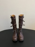 Miu Mi* 24秋冬走秀款 机车风复古长靴 短靴 走秀款 酷飒酷飒的 延续了爆款风格 Miu 24秋冬秀款 短靴新品 经典机车靴造型，帅气摩登 鞋面 植糅小