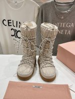 高版本出厂 Miumiu 缪缪24Ss秋冬新款系列，女士徽标尼龙华达呢雪地派对金属标双色厚底收缩系带羽绒雪地靴滑雪靴胖头靴！ 有轻奢的内蕴品质，自带温暖的腔调，