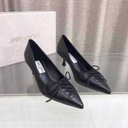 Jimmychoo 秋季米兰发布！ 视角回溯品牌初创时期充满矛盾张力的风格: Scarlett高跟鞋延续滴跟设计，如塑身衣般的系带打造迷人纤细足尖； Diamo